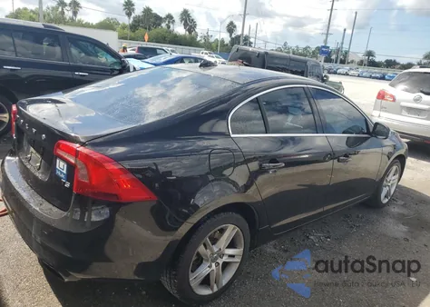 2015 Volvo S60 Platinum z USA, uszkodzony, nr VIN YV140MFMXF2341108